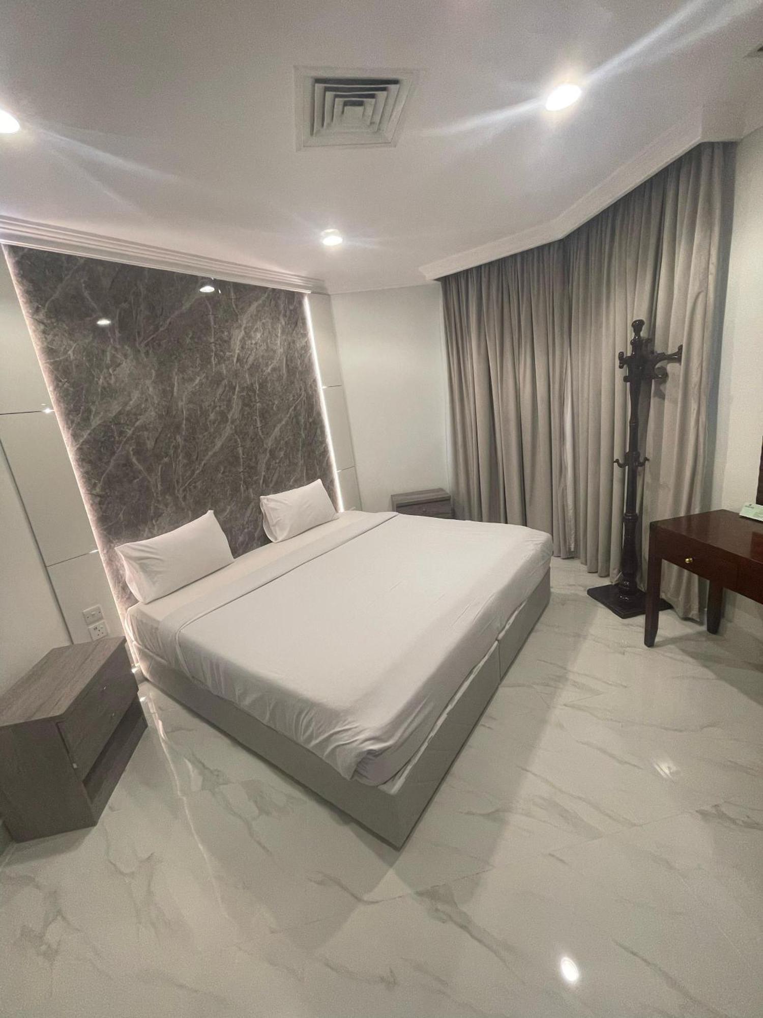Continental Suite Farwaniya Kuwait City Exterior foto