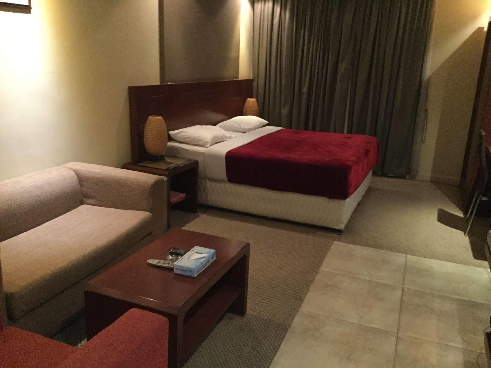 Continental Suite Farwaniya Kuwait City Exterior foto